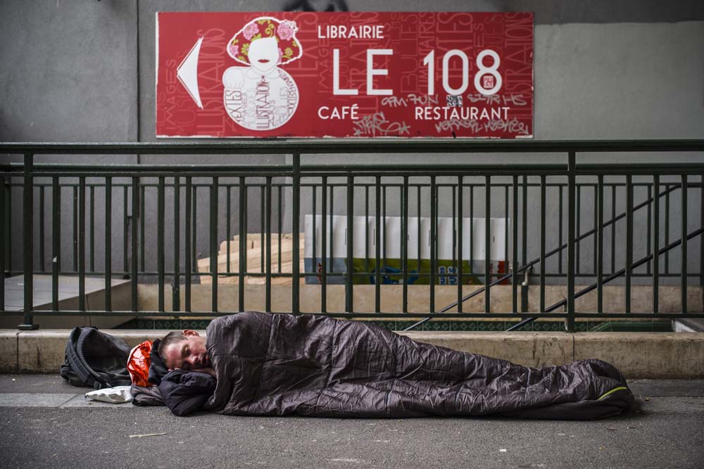 SANS ABRIS DANS LES RUES DE PARIS.