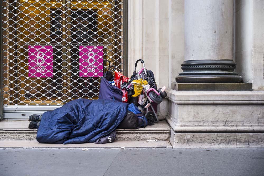 SANS ABRIS DANS LES RUES DE PARIS.