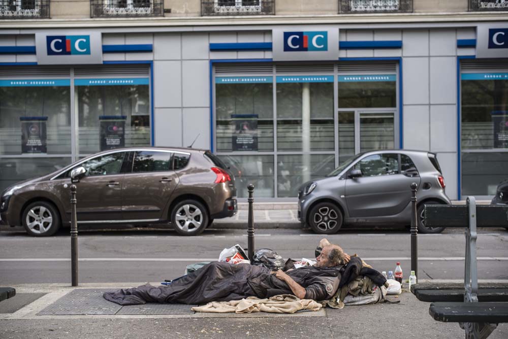 SANS ABRIS DANS LES RUES DE PARIS.