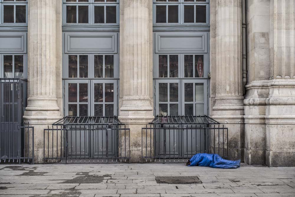 Sans abris dans les rues de paris.