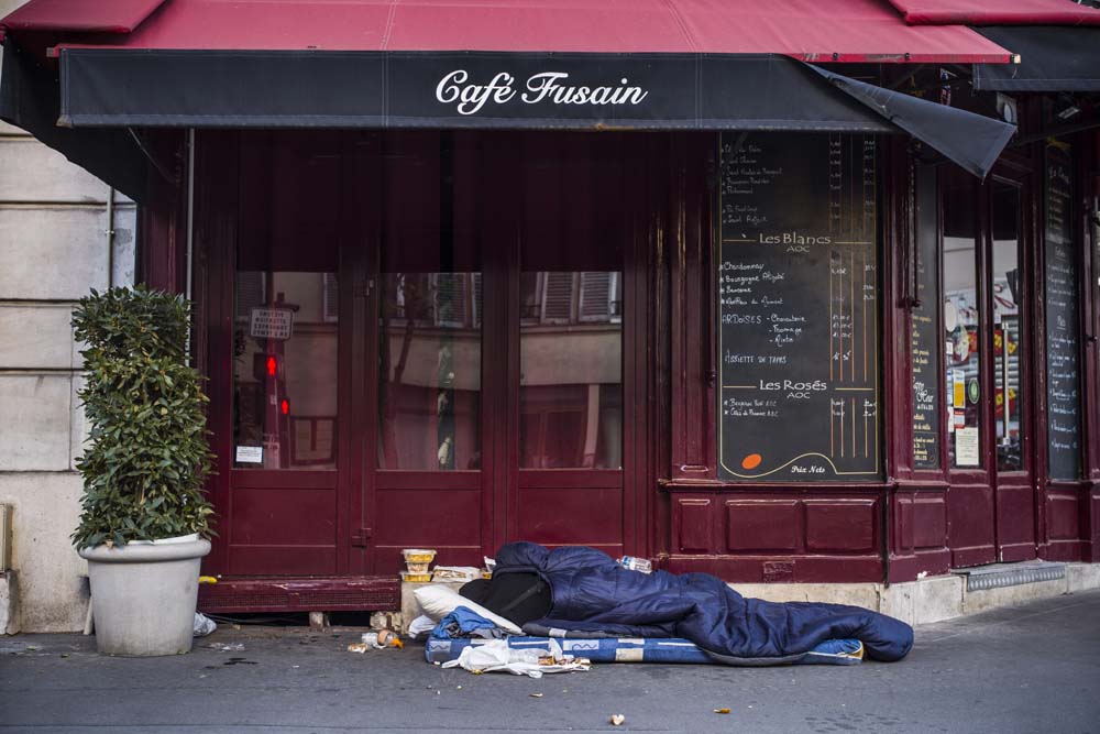 SANS ABRIS DANS LES RUES DE PARIS.