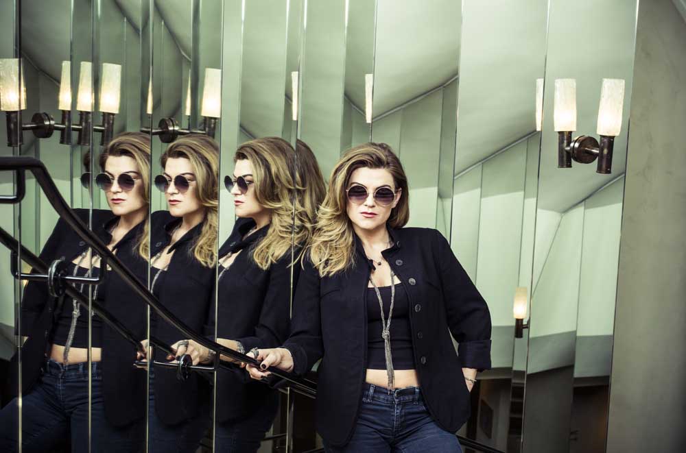 PORTRAIT DE LA CHANTEUSE MELODY GARDOT.