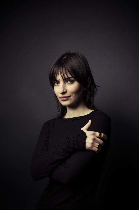 PORTRAIT DE PAULINE CHAGNE, MUSICIENNE ET COMEDIENNE.