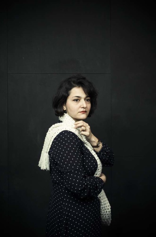 PORTRAIT DE NASIM MARASHI, ECRIVAINE IRANIENNE.