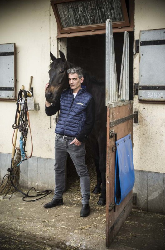 PORTRAIT DE XAVIER DE MOULINS, JOURNALISTE.