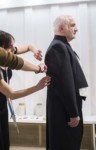 GUY SAVOY ESSAYE SA TENUE D'ACADEMICIEN CHEZ LAURE DE SAGAZAN. thumbnail