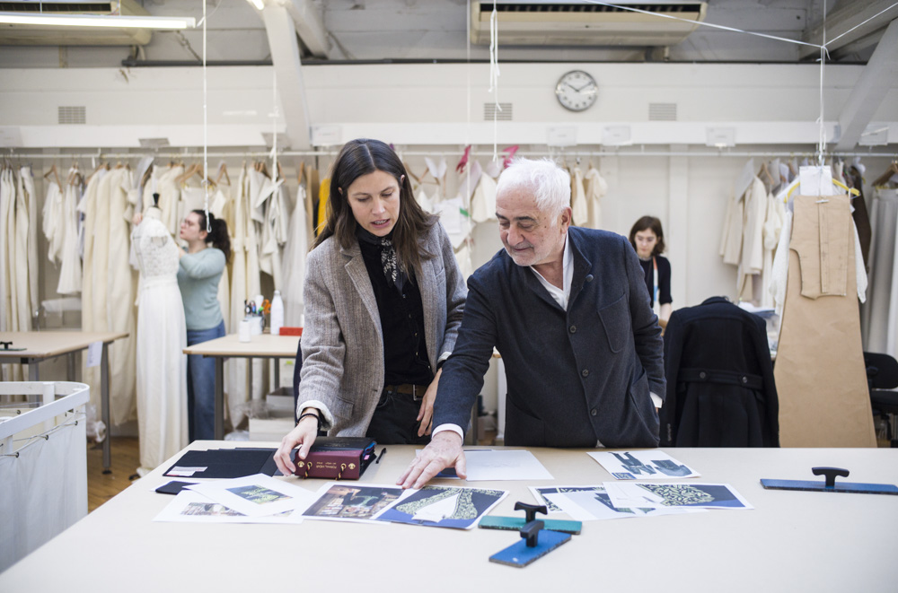 REPORTAGE SUR LES PREPARATIFS DU COSTUME D'ACADEMICIEN DU CHEF GUY SAVOY.